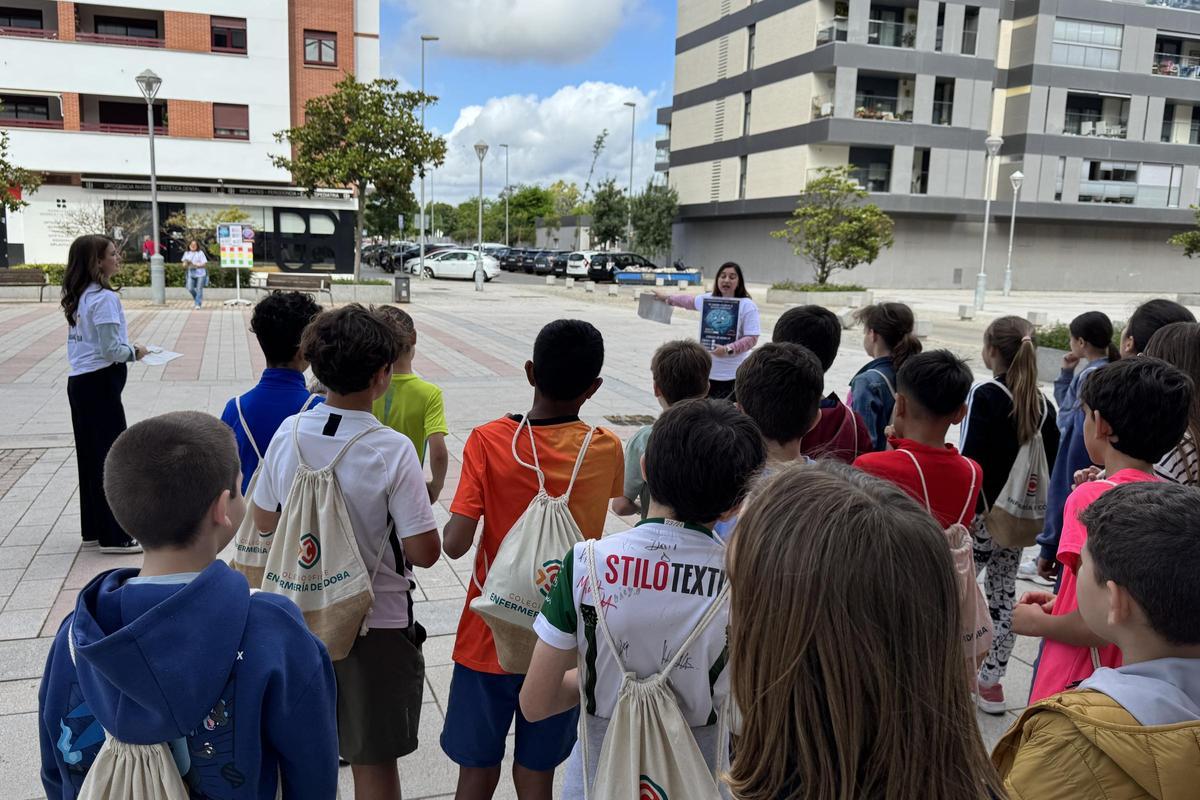 Más de 300 personas visitan el espacio 'Pregunta a Tu Enfermera' organizado por el Colegio de Córdoba.