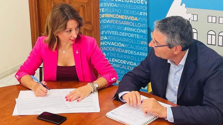 La delegada del Gobierno andaluz durante su reunión ayer con el alcalde de Rincón. | L.O.