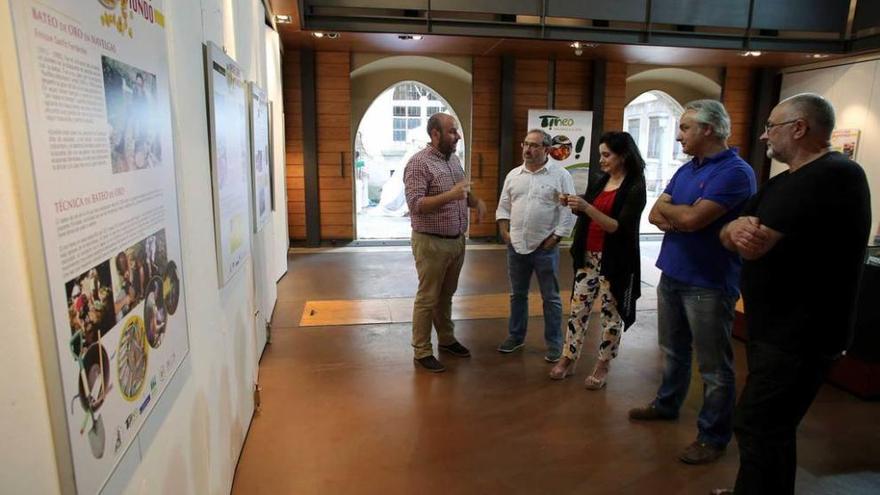 Apertura, ayer, de la exposición dedicada a Navelgas, en el palacio de Valdecarzana.