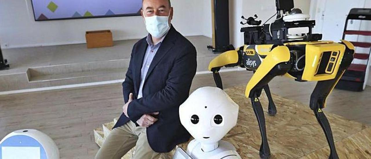 Rodolfo de Benito, en Alisys, con los robots “James”, “Pepper” y “Spot”. | Julián Rus