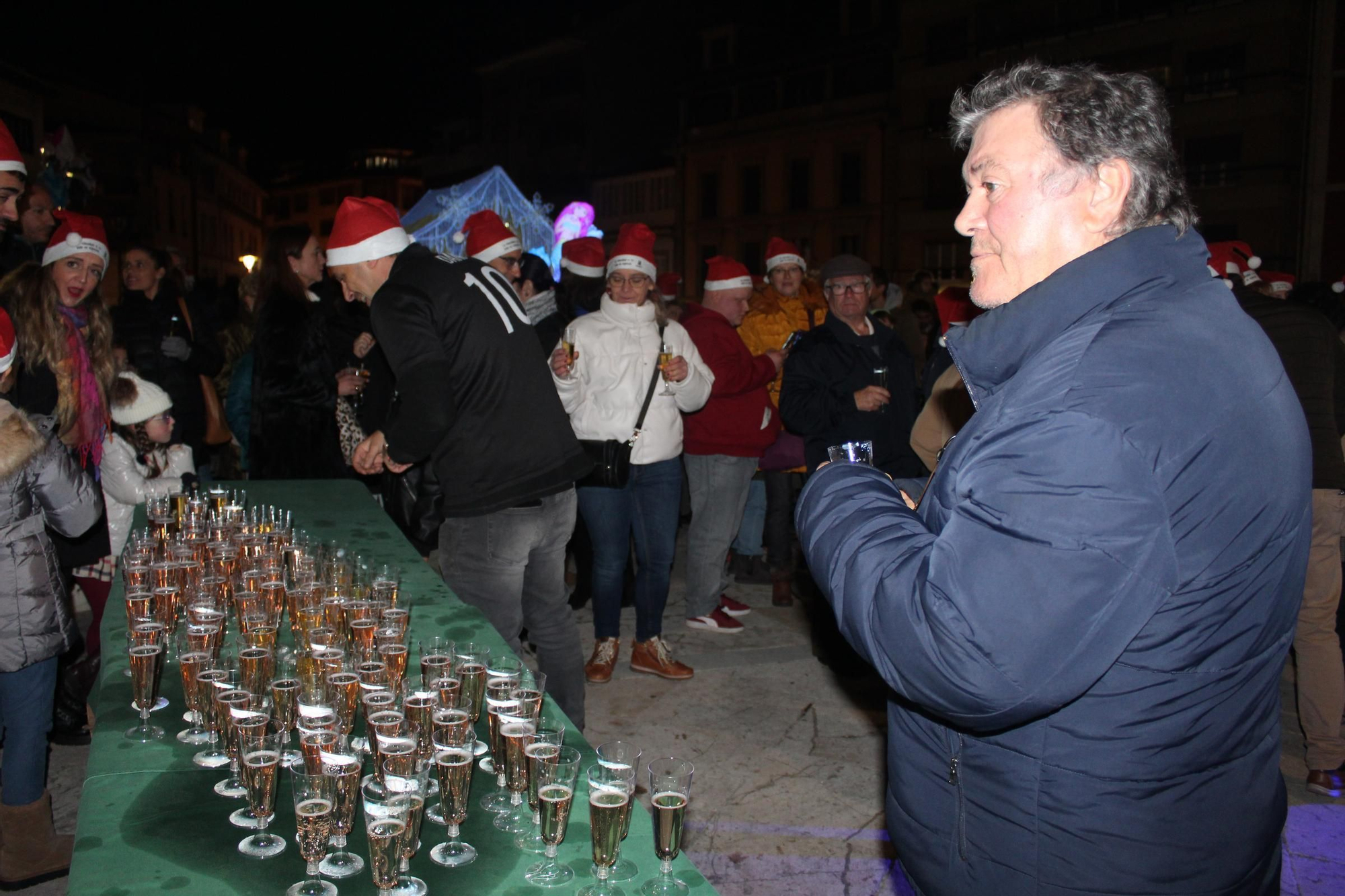 Villaviciosa 'descorcha' la Navidad con un brindis multitudinario