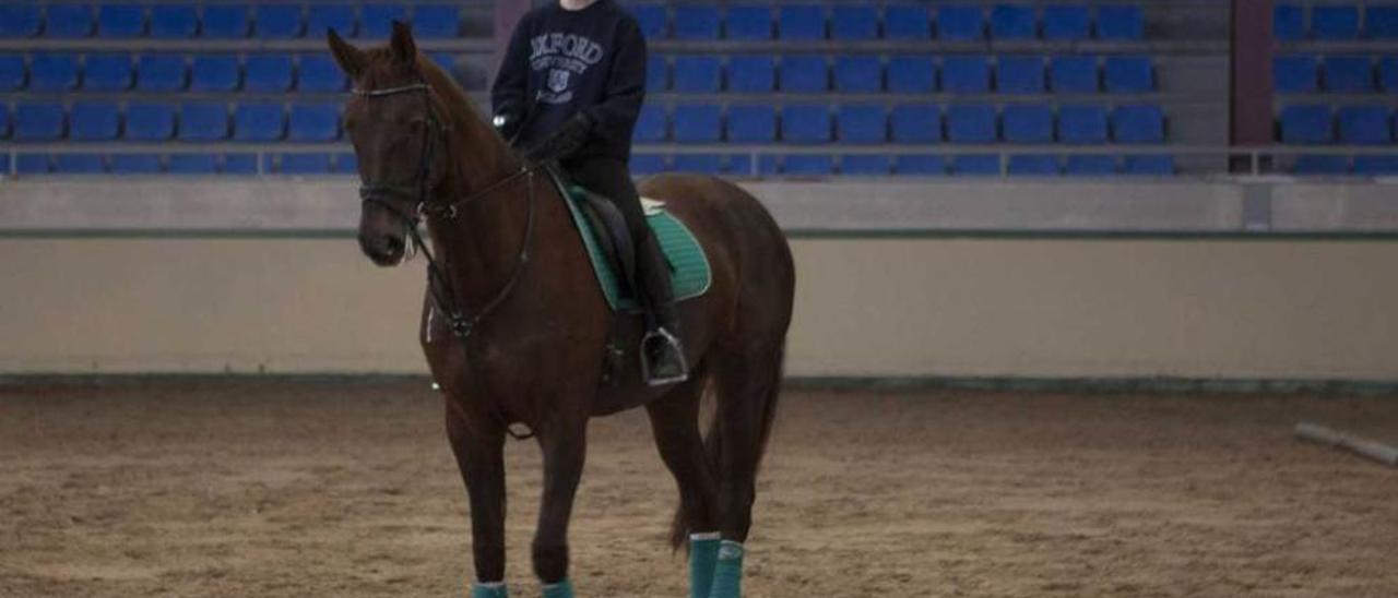 Elisa Saiz, montada en su caballo &quot;Coco Chanel&quot;. A la derecha, Enrique Saiz, Rocío Álvarez montada en el caballo y Javier Pérez.