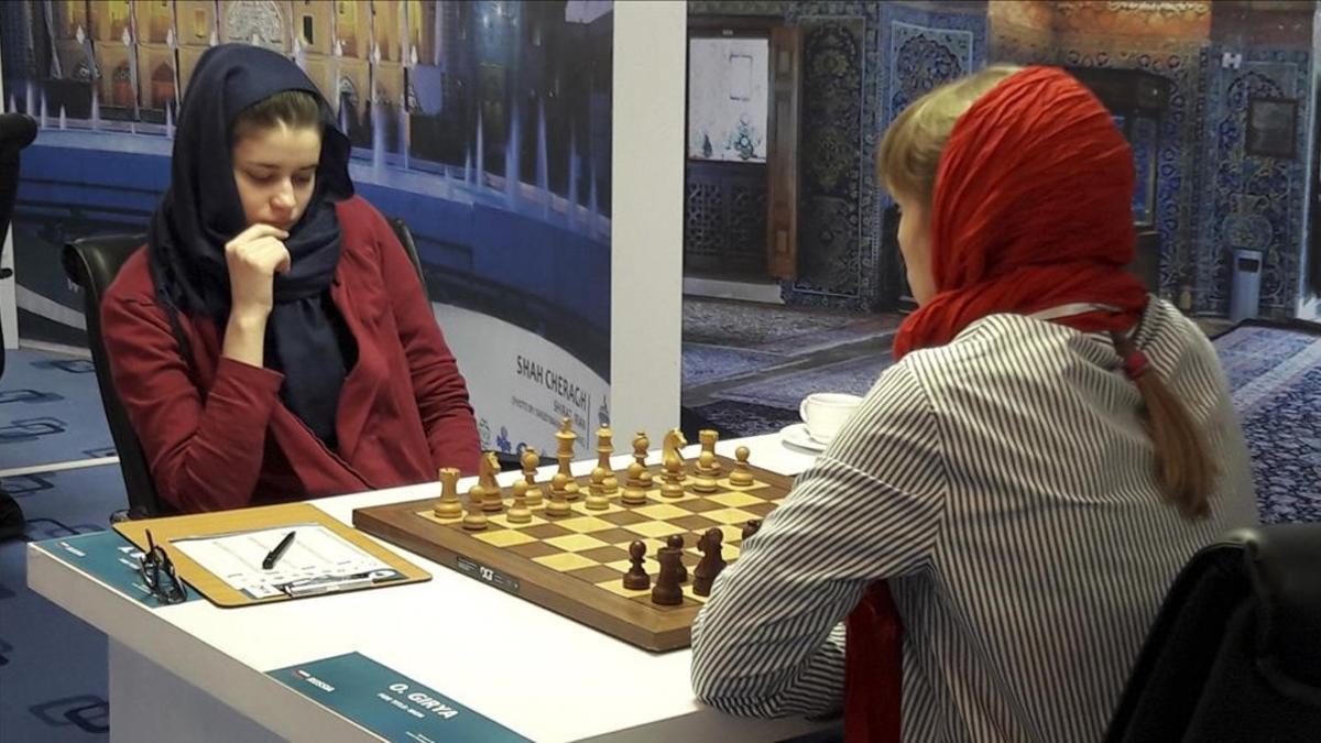 Dos mujeres participan en el Mundial femenino de Ajedrez en Teherán.