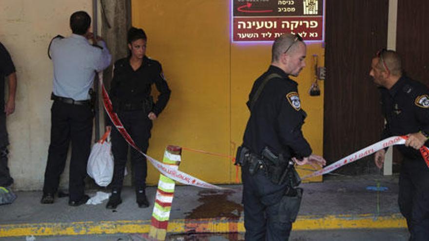 Policía de Tel Aviv en el lugar dónde se ha producido el ataque.