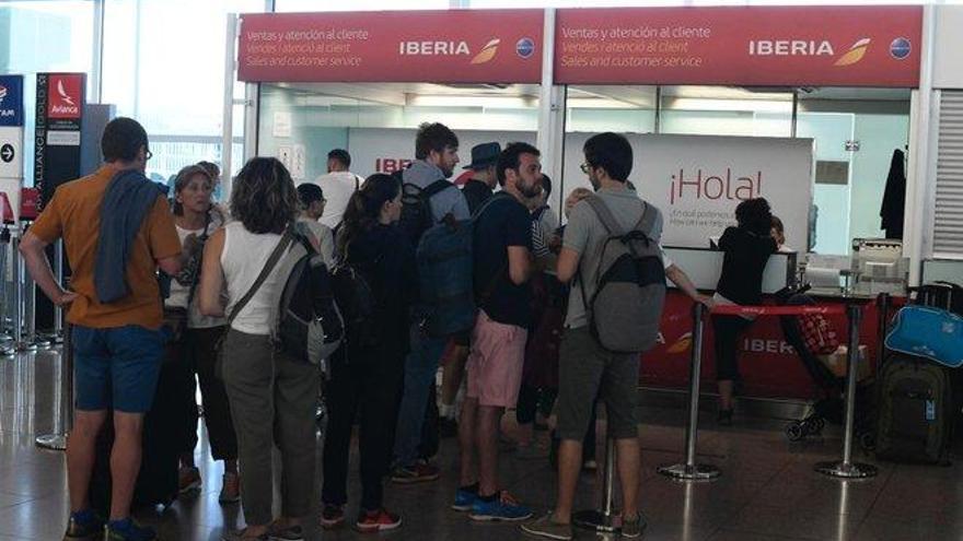 El personal de tierra de Iberia convoca una huelga en toda España