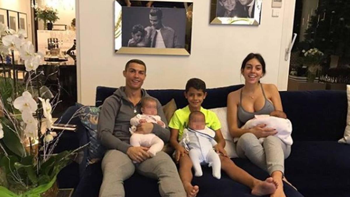 Cristiano Ronaldo y Georgina Rodríguez posan con sus hijos