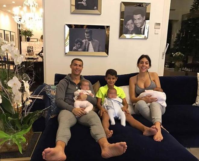 Cristiano Ronaldo y Georgina Rodríguez posan con sus hijos