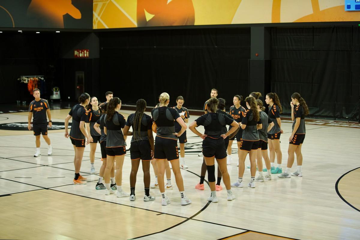 Las jugadoras que arrancan la pretemporada del Valencia Basket de Javi Torralba.