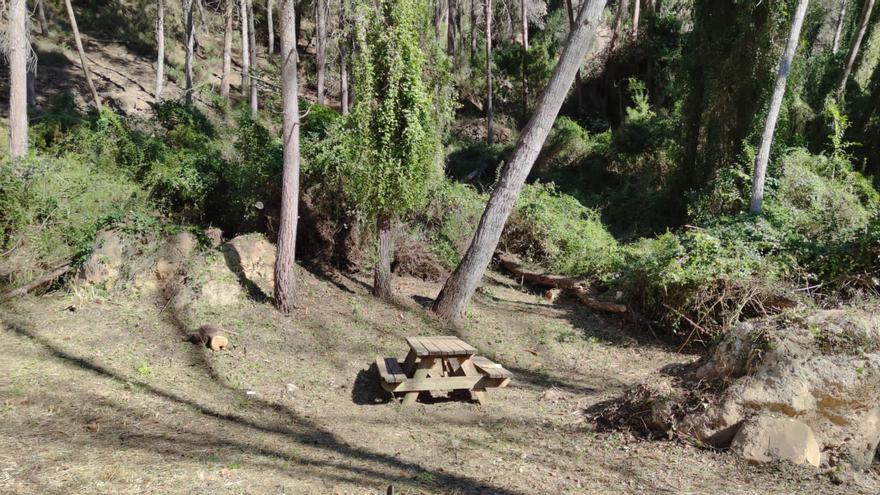 Navajas realiza trabajos en el sendero junto al río para prevenir incendios