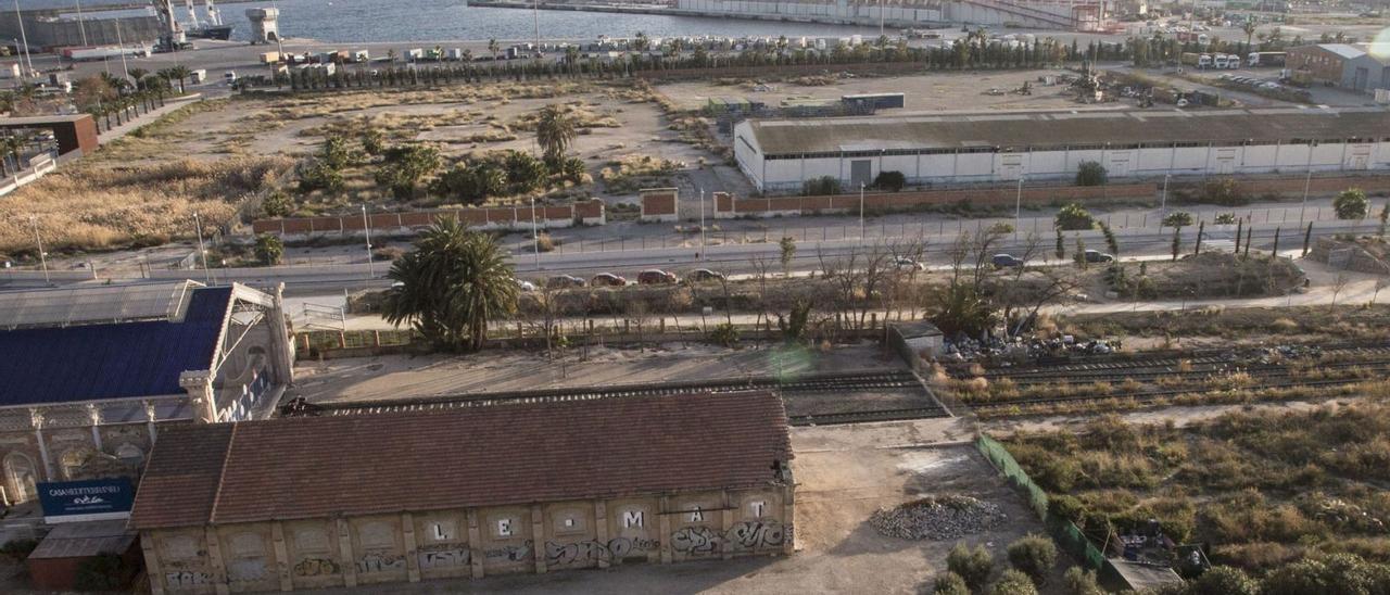 La nave, situada junto a Casa Mediterráneo, que acogerá la subsede del Museo Nacional del Ferrocarril.  | PILAR CORTÉS