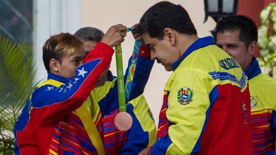 El boxeador Yoel Finol cuelga su bronce a Maduro.