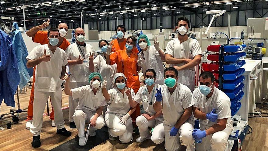 Un grup de sanitaris que treballen a l&#039;hospital d&#039;Ifema fan un descans per fer-se una foto.