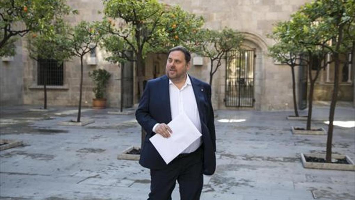 El vicepresidente Oriol Junqueras se dirige a la reunión del Govern, ayer.