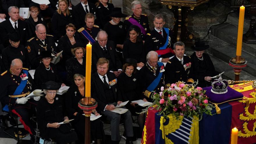 Felip VI, Letizia, Joan Carles I i Sofia, junts en el funeral d’Isabel II. | REUTERS