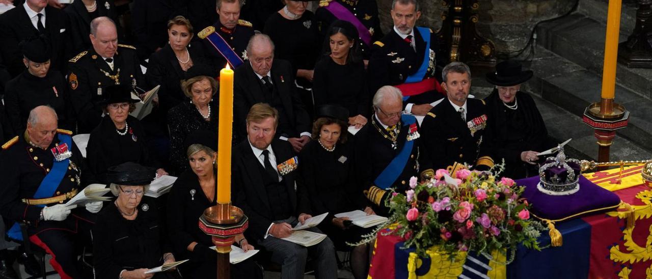 Felip VI, Letizia, Joan Carles I i Sofia, junts en el funeral d’Isabel II. | REUTERS