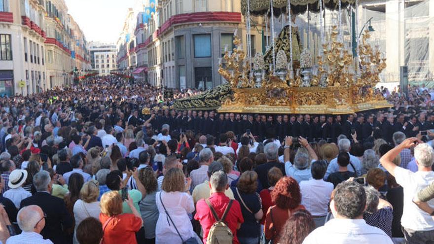 Muchísimo público llenaba el Centro al paso de la Virgen de la Soledd en la Rotonda de Larios.