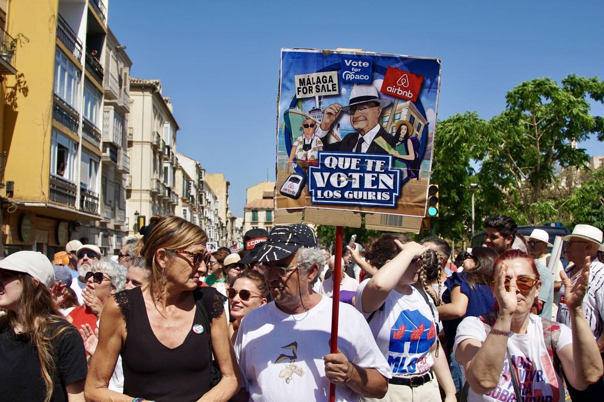 Miles de malagueños recorren las calles del centro de Málaga durante la manifestación del 27J por la vivienda