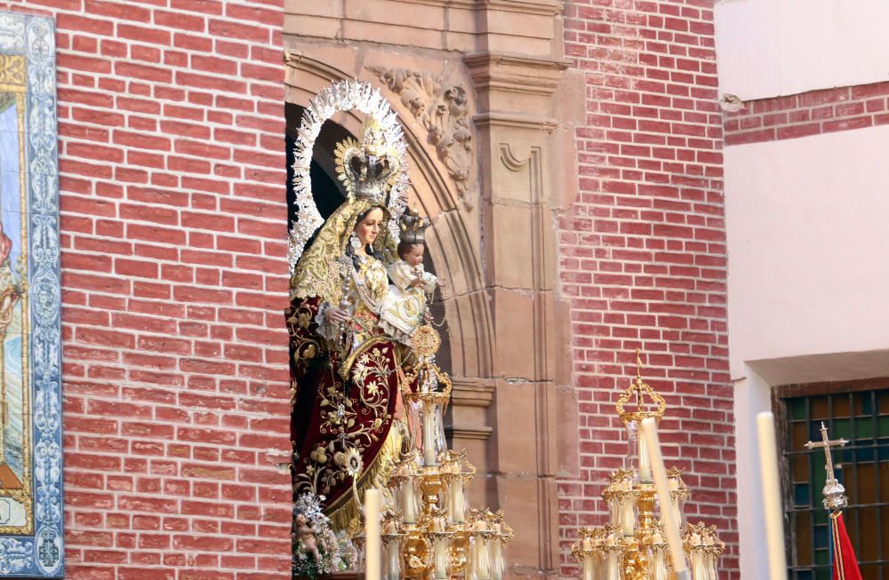 La tercera salida procesional de la Virgen de los Remedios recorre las calles del Centro de Málaga tras iniciar el cortejo desde la iglesia de los Mártires.