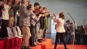 La candidata de Geroa Bai a la Presidencia de Navarra, Uxue Barkos (d), interviene durante el acto central de la campaña de Geroa Bai en el Auditorio Baluarte, a 21 de mayo de 2023, en Pamplona, Navarra