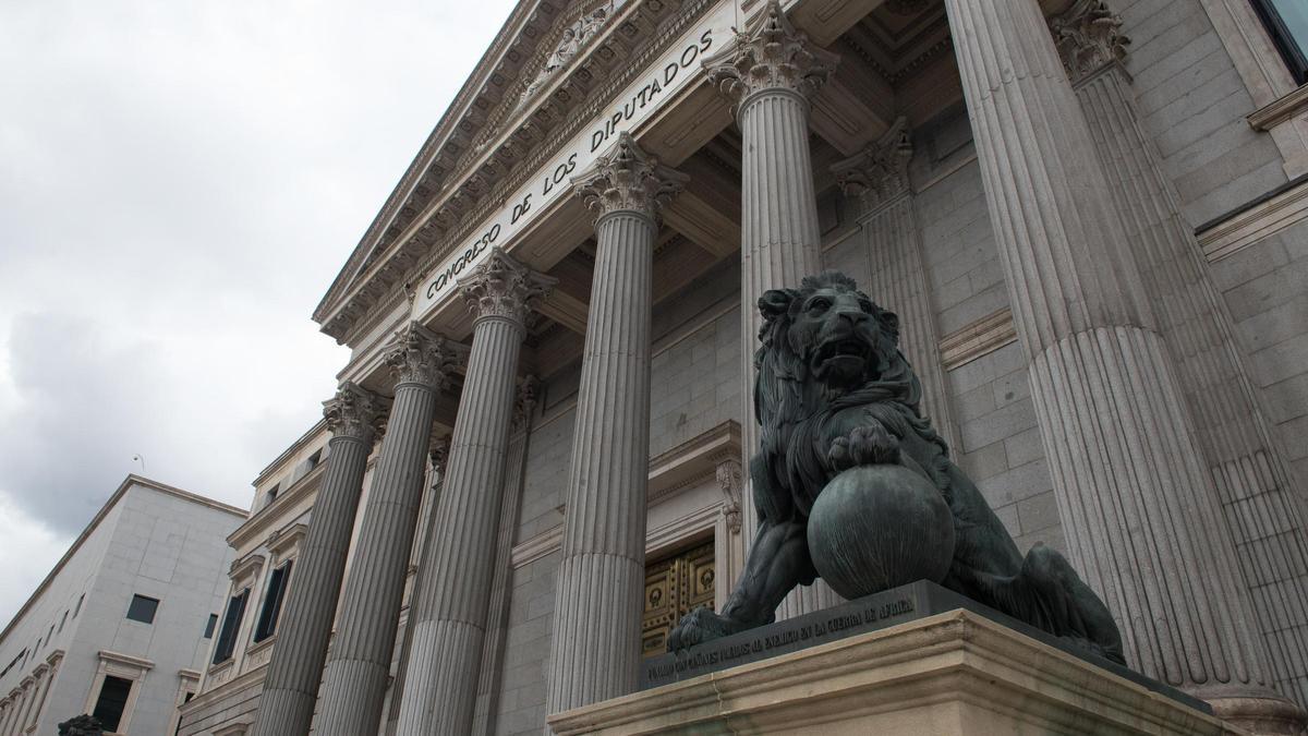 Estatuas de leones en la entrada del Congreso de los Diputados.