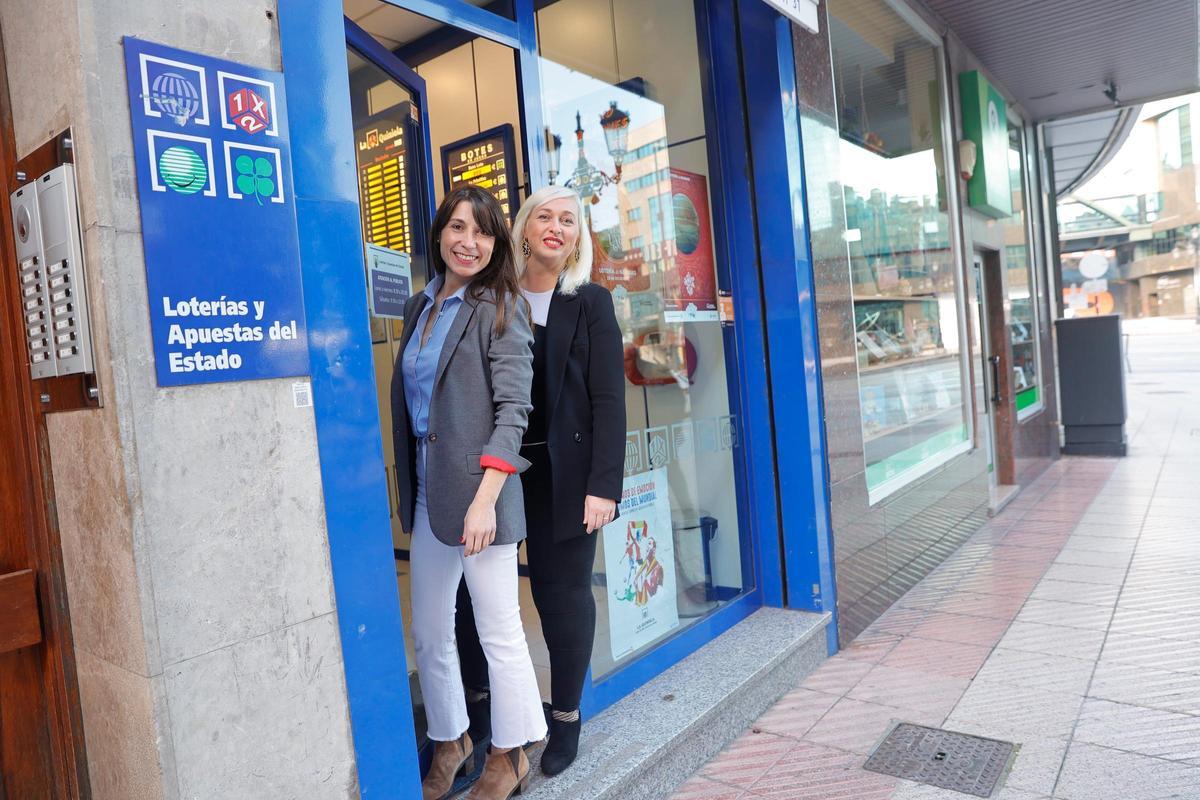 Las hermanas Carmen y Helena González Rozada en la administración de La Paloma tras dar un premio de 1,22 millones en 2022.