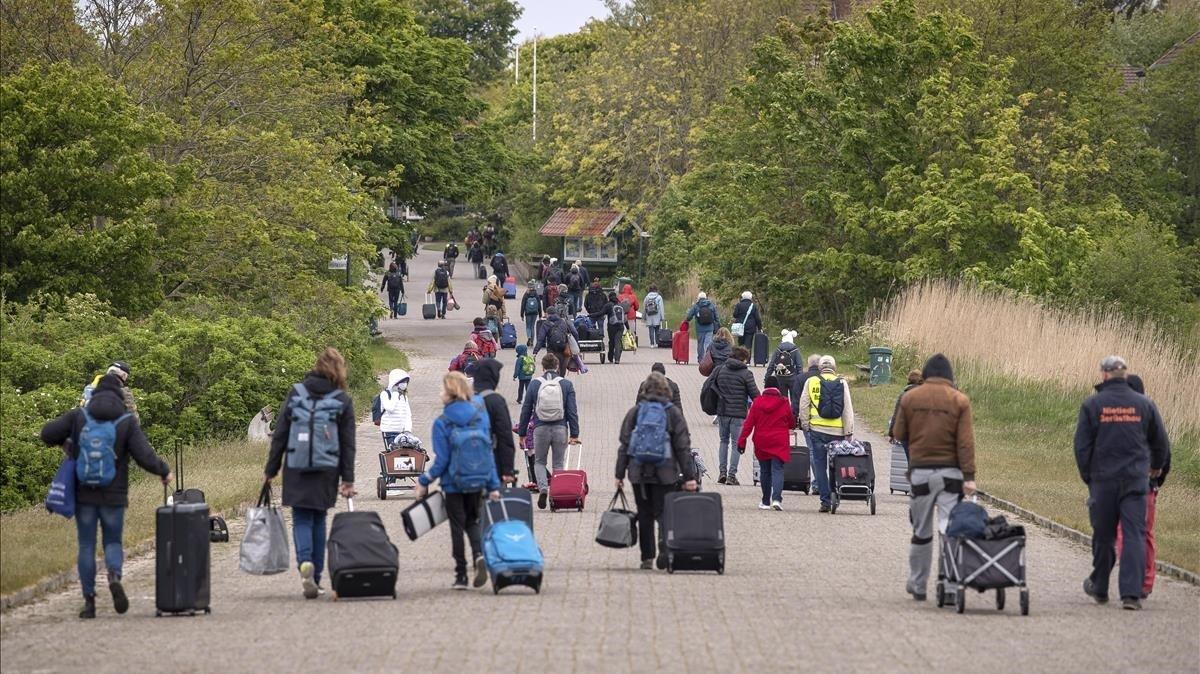 jmexposito53435513 tourists with suitcases walk across the island of spiekeroog200517144013 jmexposito53435513 tourists with suitcases walk across the island of spiekeroog200517144013