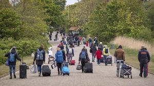 jmexposito53435513 tourists with suitcases walk across the island of spiekeroog200517144013