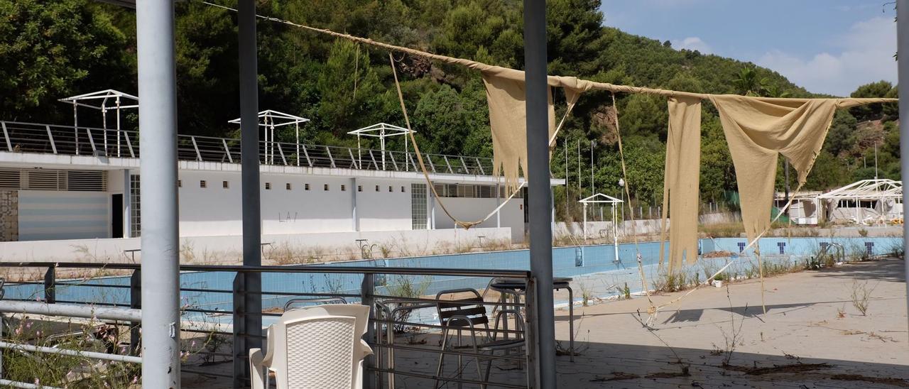 Estado de abandono en el que se encuentra la piscina de verano de la Vall después de su cierre en julio del 2019.