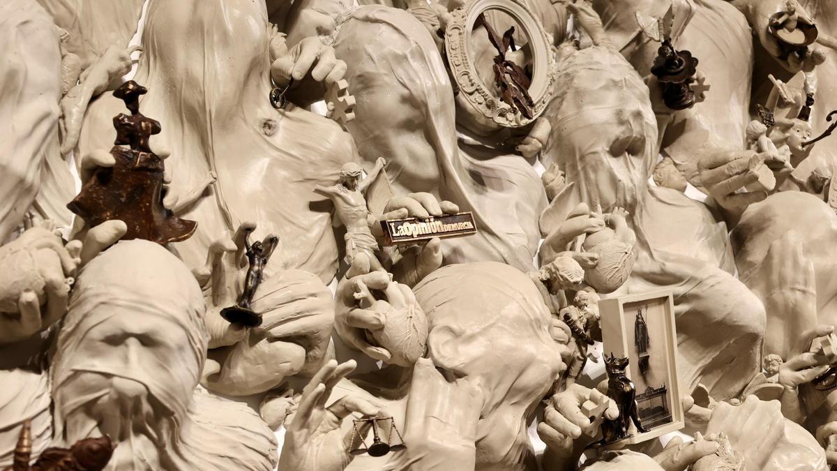 El diario La Opinión, representado en el mural de Lidó Rico, a través de las manos del periodista Ángel Montiel