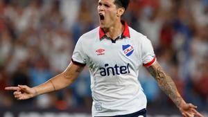 Un jugador del Nacional de Montevideo celebra un gol.