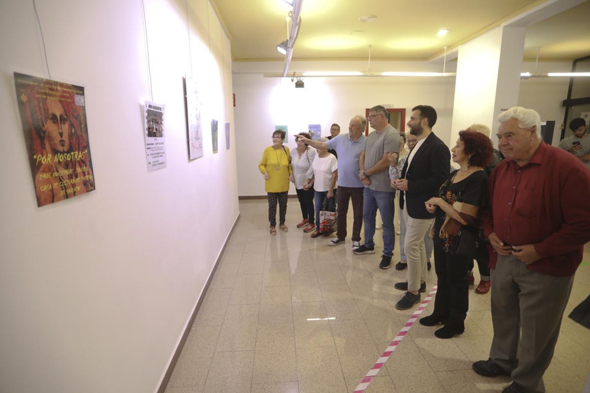 Ladies del Teatro repasan sus 25 años sobre los escenarios con una exposición en Sagunt.