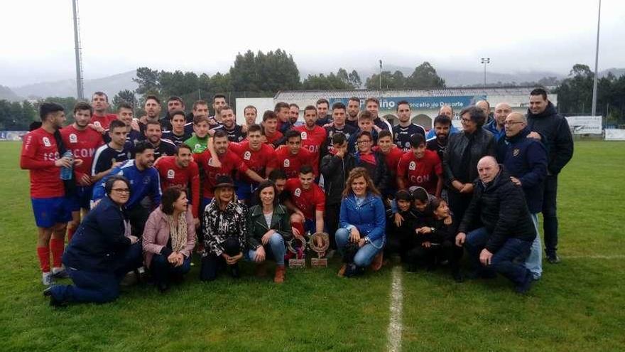 Los dos equipos posan con las autoridades y sendos trofeos al término de la final. // Jorge Castro