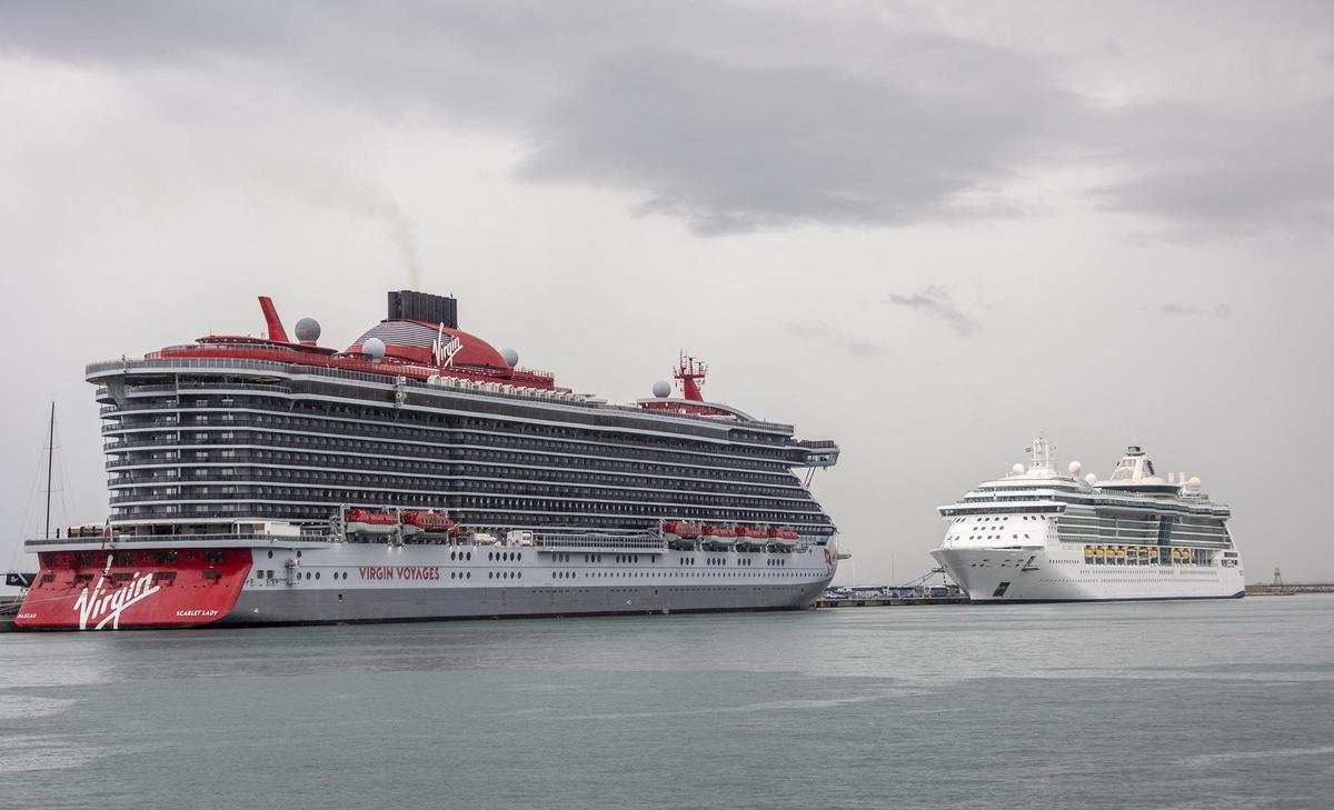 El Scarlet Lady y el Brilliance of the Seas, este sábado en el puerto alicantino.