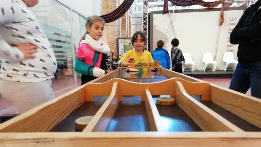 Un grupo de niños se divierte en el Museo del Juego de La Almunia de Doña Godina.