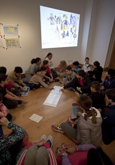 Presentación de la exposición de dibujos del proyecto "Creando talento innovador", con la concejala Montserrat López en el Antiguo Instituto