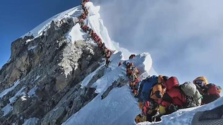 Cuatro cadáveres y 11 toneladas de basura recogidos en la limpieza del Everest