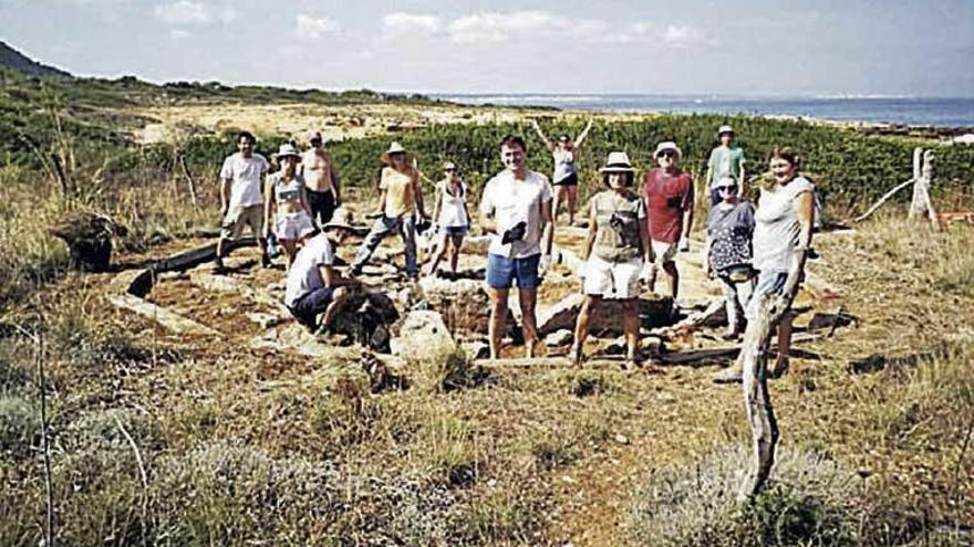 Participantes en la jornada de voluntariado en el dolmen.