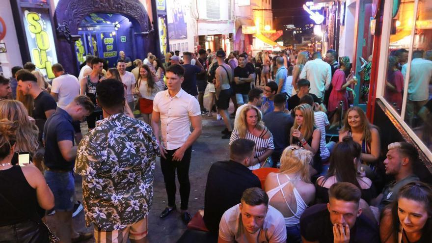 Los turistas británicos cargan contra el nuevo decreto que regula el turismo de excesos en Ibiza: &quot;Arruinarán nuestras vacaciones&quot;