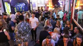 Los turistas británicos cargan contra el nuevo decreto que regula el turismo de excesos en Ibiza: "Arruinarán nuestras vacaciones"