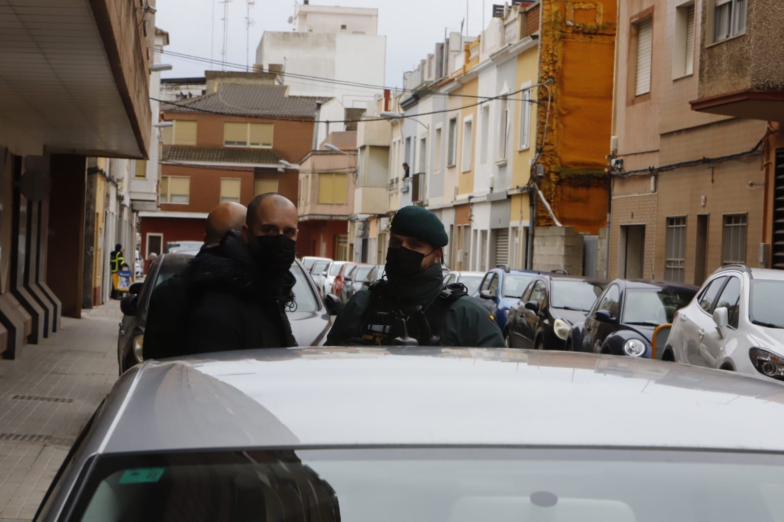 Tensión y gritos de "asesino" a la llegada del parricida de Sueca a declarar ante el juez