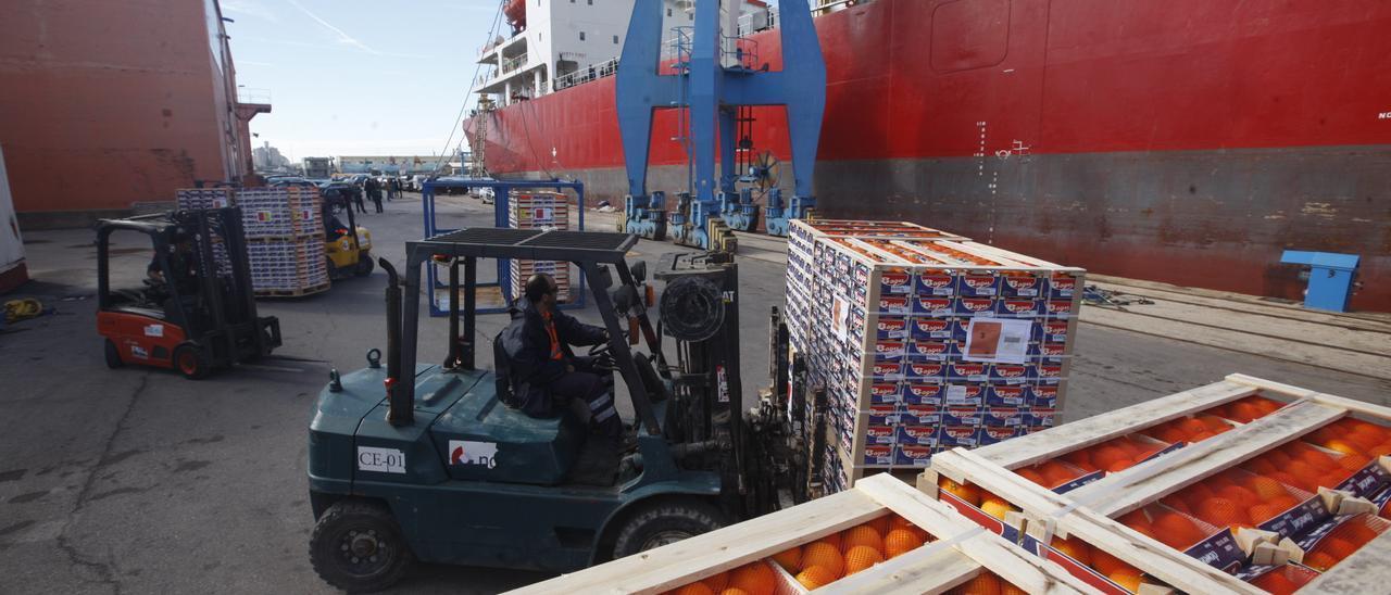 Imagen de archivo de una carga de cítricos en las instalaciones de PortCastelló con destino a la exportación.