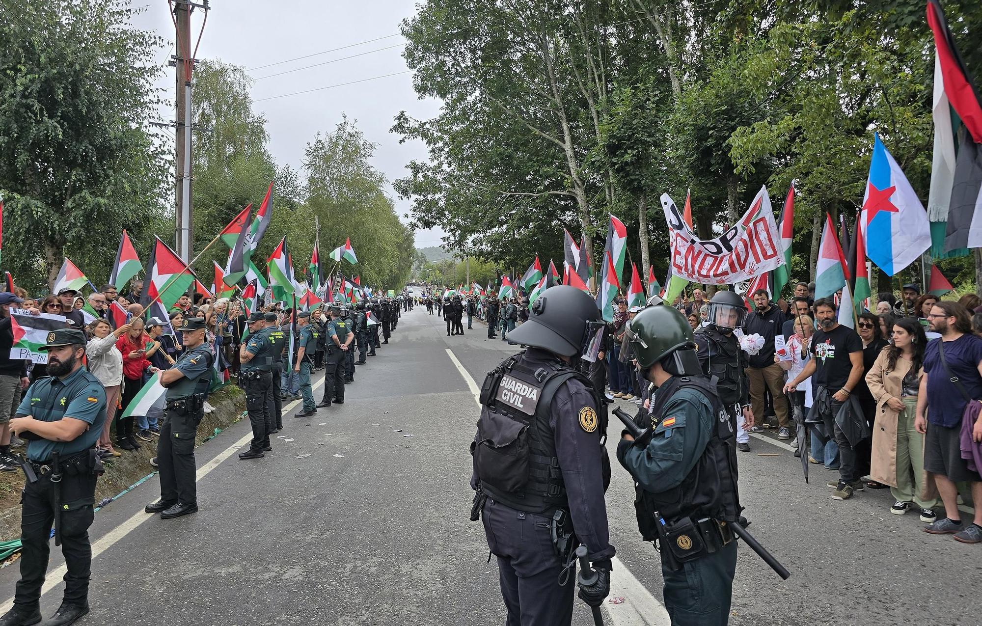 Concentraciones contra el equipo de Israel por el genocidio en Gaza durante el paso de La Vuelta por Pontevedra