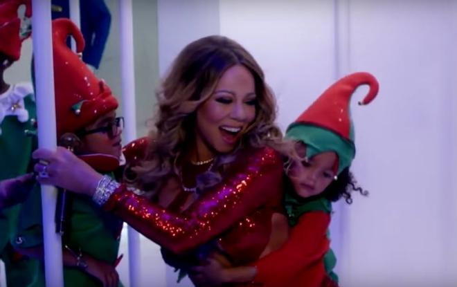 Mariah Carey con sus dos hijos en el videoclip 'Here comes Santa Claus'