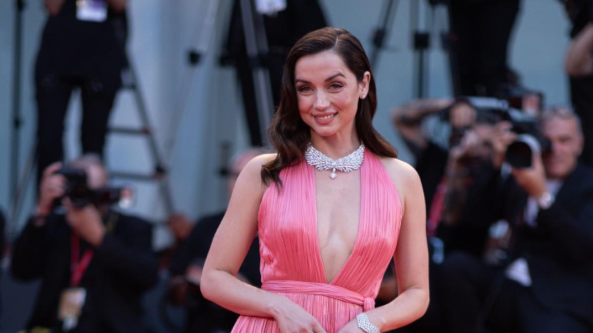 Ana de Armas con un vestido color coral en el Festival de Venecia