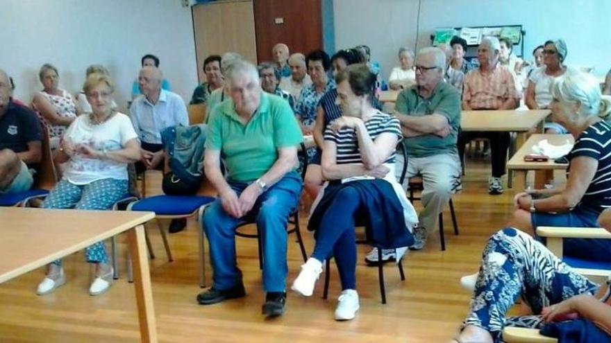 Los vecinos de Lastres, reunidos en la tarde del miércoles en el centro social El Piqueru.