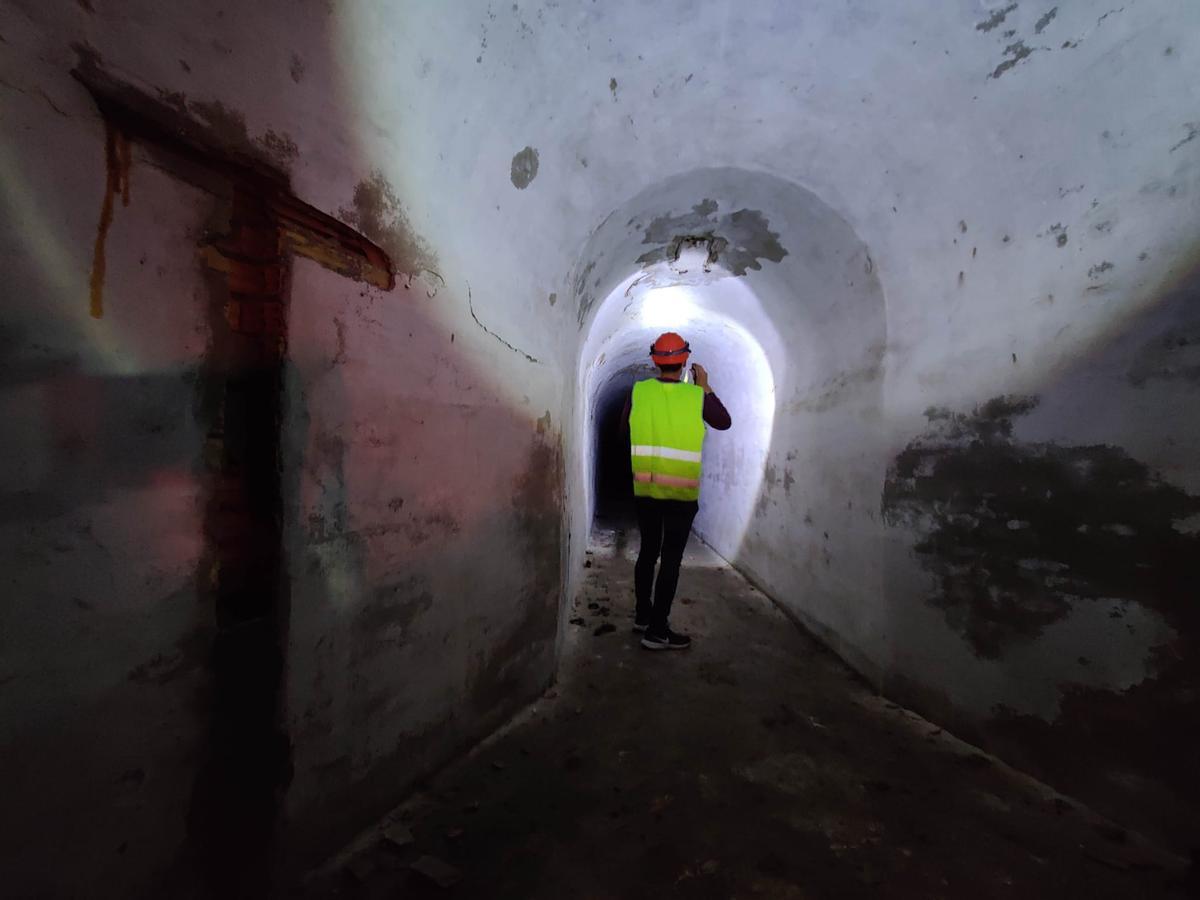 El complejo Sánchez Rojas conserva una galería de tiro de aproximadamente cien metros de longitud, además de un polvorín