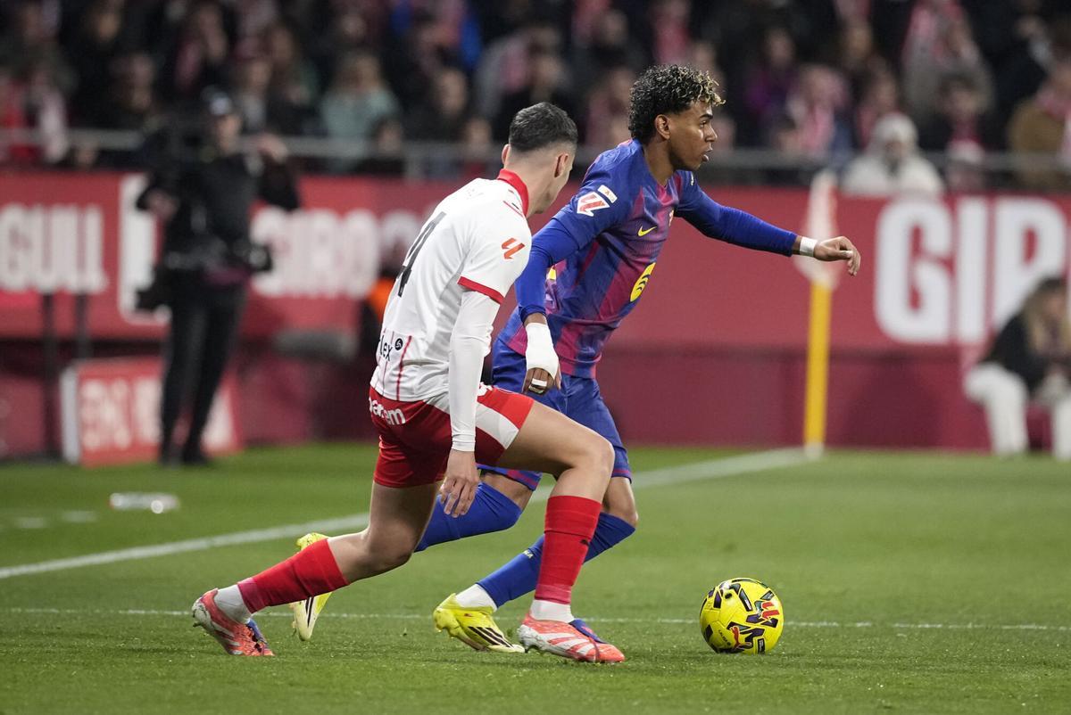 Lamine Yamal trata de irse de Arnau Martinez.