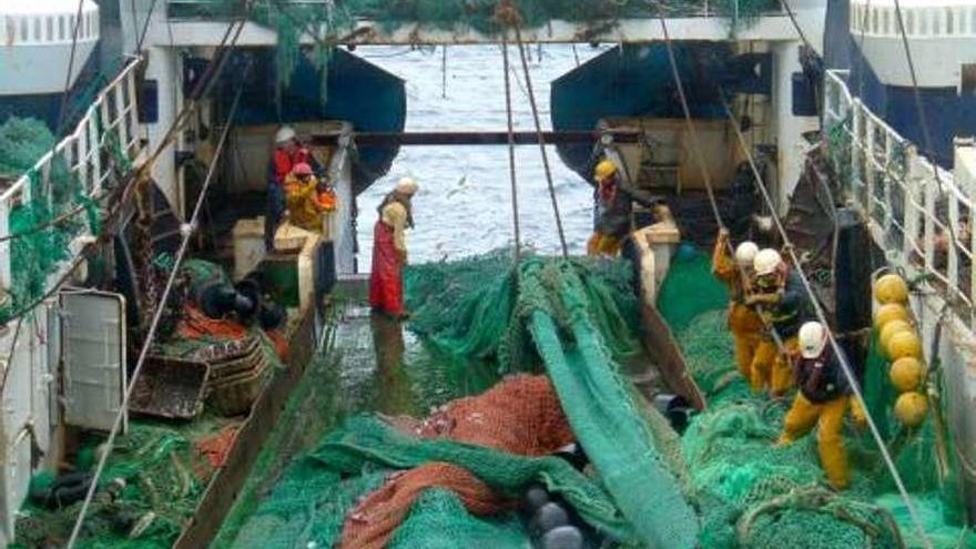 Marineros trabajando en un barco de Gran Sol español. // FdV