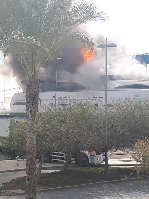 Arde un yate en el puerto pesquero de Alicante