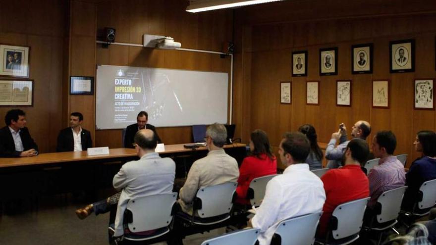 Acto de presentación del título en impresión. En la mesa, Rubio, Campo y Felgueroso.